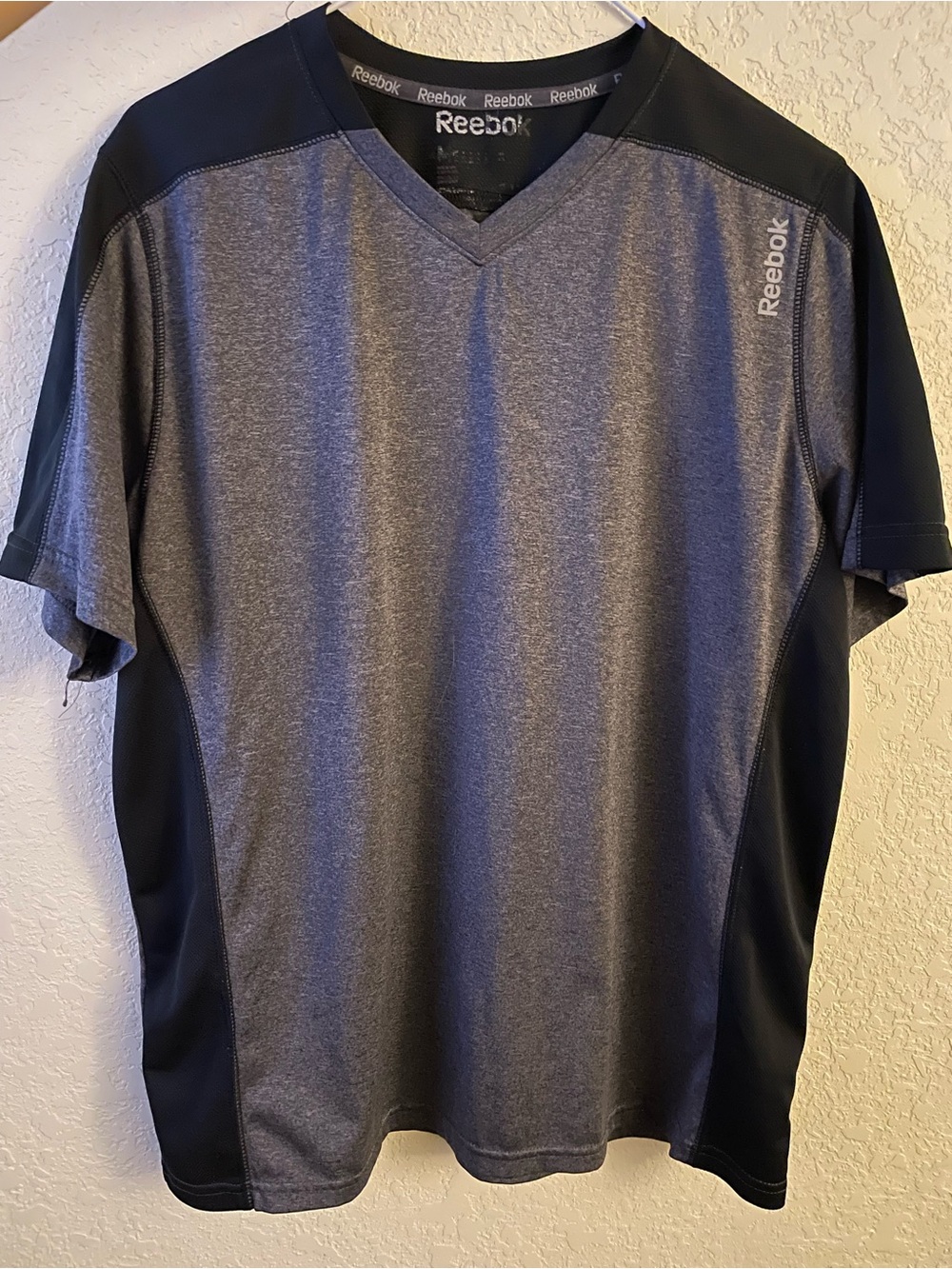 Reebok Men’s Gray and Black V-Neck Athletic Tee Large